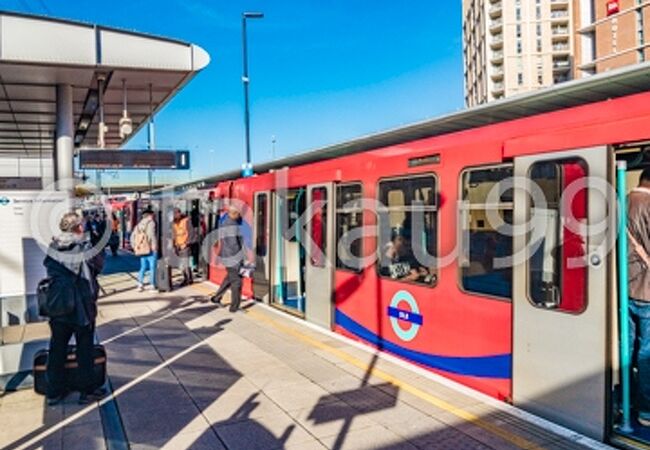 ライトレイルウェイなので当然車両は通常の鉄道より狭いです。