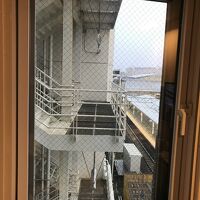 駅ホームが見える