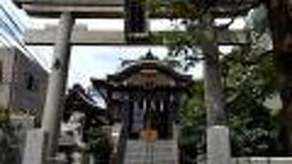 ゆうれい坂を登った右側です。