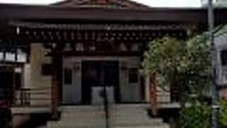 小さな寺院です。