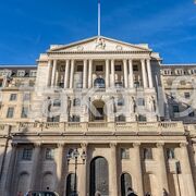 風格を感じさせる重厚なファサードの歴史的建造物であるイングランド銀行中にあります。