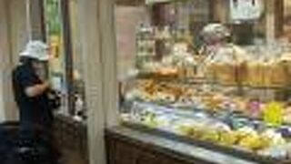 京浜東北線のホームの階段上がってすぐ