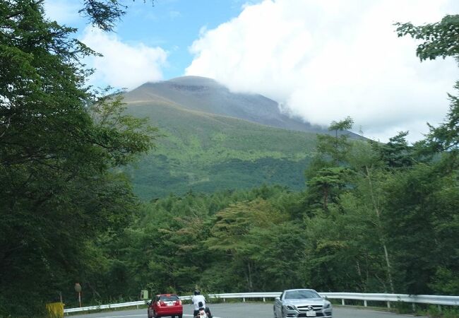 迫力ある雄大な浅間山を望むことができます