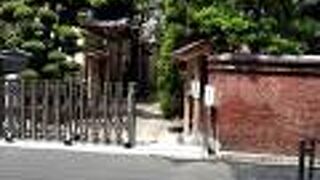 入口の門はほんの少し開いているという雰囲気で、気軽に中には入れませんでした。