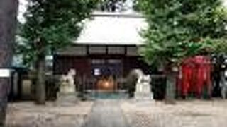 小石川諏訪神社の境内にあります。