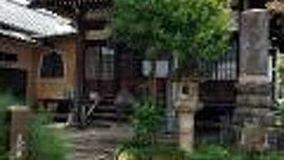 薬王寺坂通りにある寺院です。