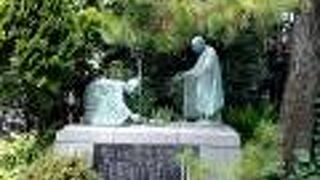 境内に大きな銅像がありました。