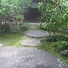 大きな景石や灯籠などの「石」にこだわった市指定の名勝庭園。