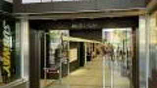 100均ショップも入っています