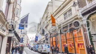 GOOGLEマップ上では「Old Bond Street」「New Bond Street」となっています。「Bond Street」だとあらぬ方向へ行きますので注意。