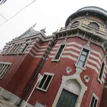 ドームはサラセン様式です