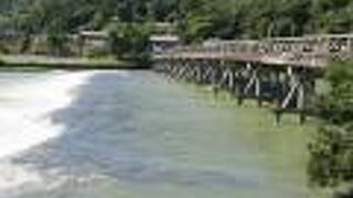 静かな嵐山に響く川の流れ