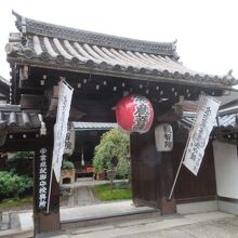 見事な山門です