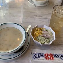 セットのサラダとスープ、ドリンク