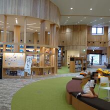 入って正面は図書館。木造の良さが内装にも現れています。