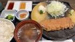 わさびと共に食べる牛カツ