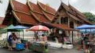 ターペー門からすぐのお寺