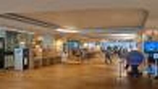 とても豪華で立派な図書館です