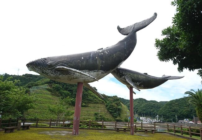 結構大きなくじらのモニュメント