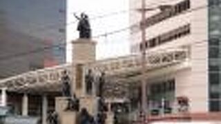 駅前の群像