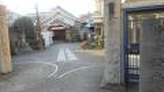 白い本堂が印象に残ります