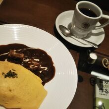 ビーフシチューオムライスとホットコーヒー