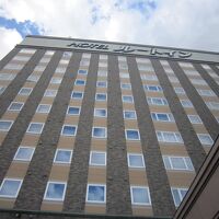 街の中心に位置する一際背の高いホテル