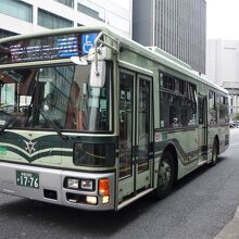 グリーンの色合いが市バス