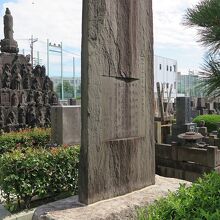「徳三宝頌徳碑」、裏手には早稲田大学柔道部の名前もありました