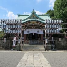 正面には立派な「拝殿」