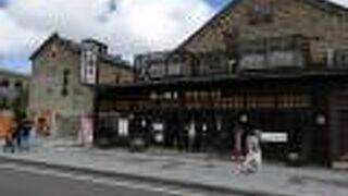 観光客向けの商店街です。