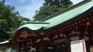 社殿の赤い色が眩しい