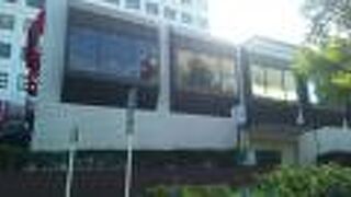 大きなホールがあります。