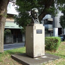 緑地帯にポンと立っています