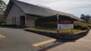 膨大な数の本が並ぶ書庫