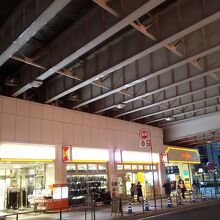 お店はガード下