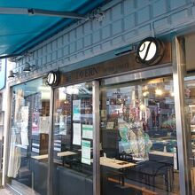 不忍通りに面した菓子屋