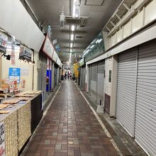 午後だったので閉まっている店も多かったです