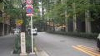 日本銀行など歴史を感じるビルがある