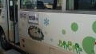 山間部を走るマイクロバス