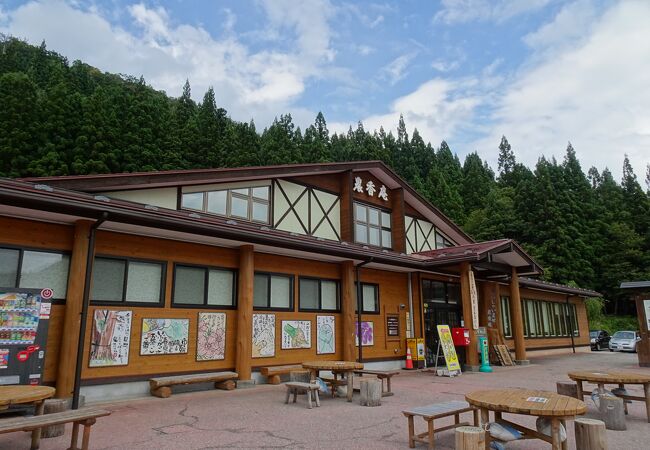 ログハウス風の建物の道の駅 （道の駅 さんない ウッディらんど） 