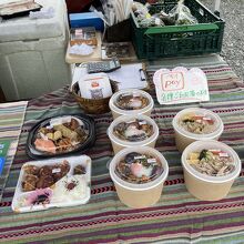 テントで弁当～美味しそう