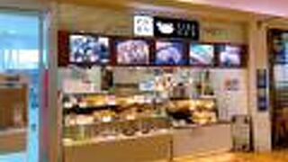 チーズカレーパンを温めて食べたら、チーズとろとろで美味しかった!