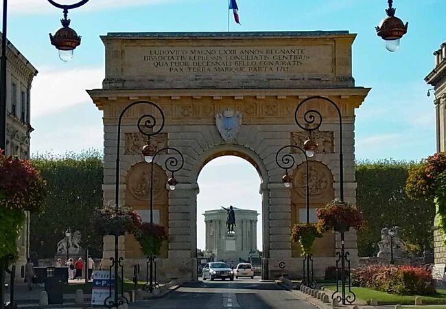 パリ凱旋門に比べ小振りだが、見応えのあるモンペリエ凱旋門