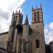 要塞のような建造物、サンピエール大聖堂