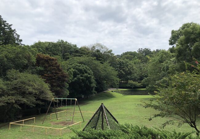 わずかに空堀が残る