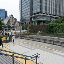 「飯田橋」駅西口を出ると、神楽坂通り向かい側に石垣