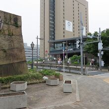 緑で見えなかったけど、向い側「飯田橋」西口横も石垣でした