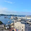 横須賀港の全貌を見渡せるのはメルキュールホテル横須賀最上階客室とレストランビストロ・ブルゴーニュから