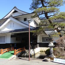 玄関です。いちおう天守閣風